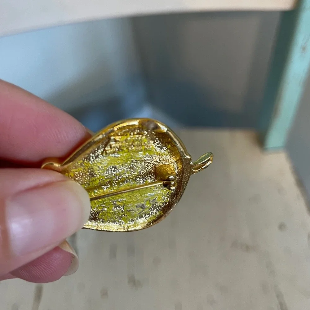 Vintage 1996 Tweety Bird Looney Tunes Enamel Brooch Pendant Warner Bros Starline